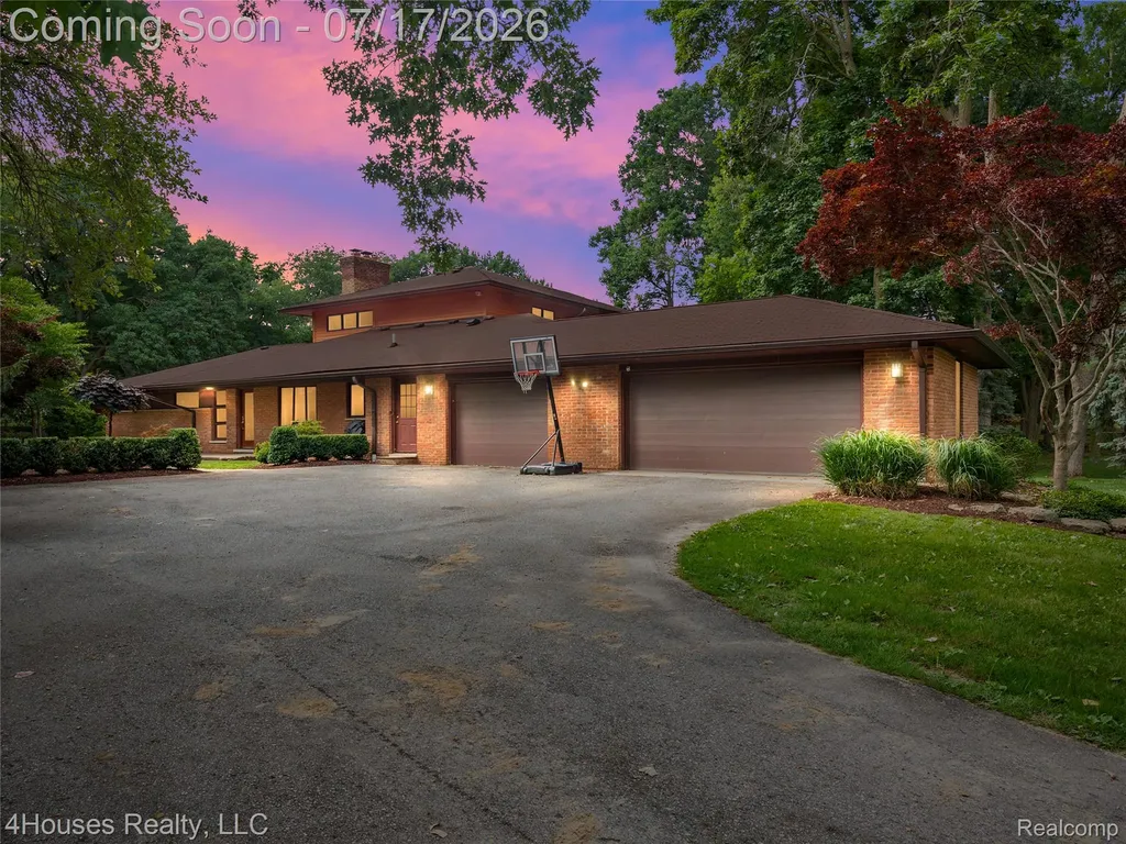 5717 Sussex Drive Troy City MI 48098