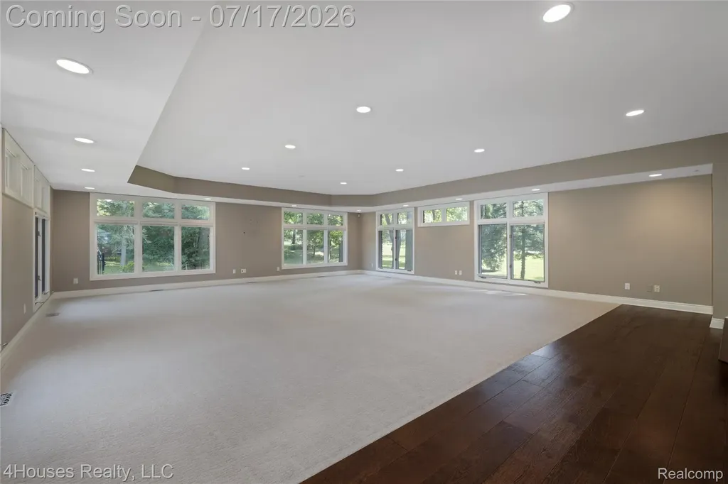 5717 Sussex Drive Troy City MI 48098