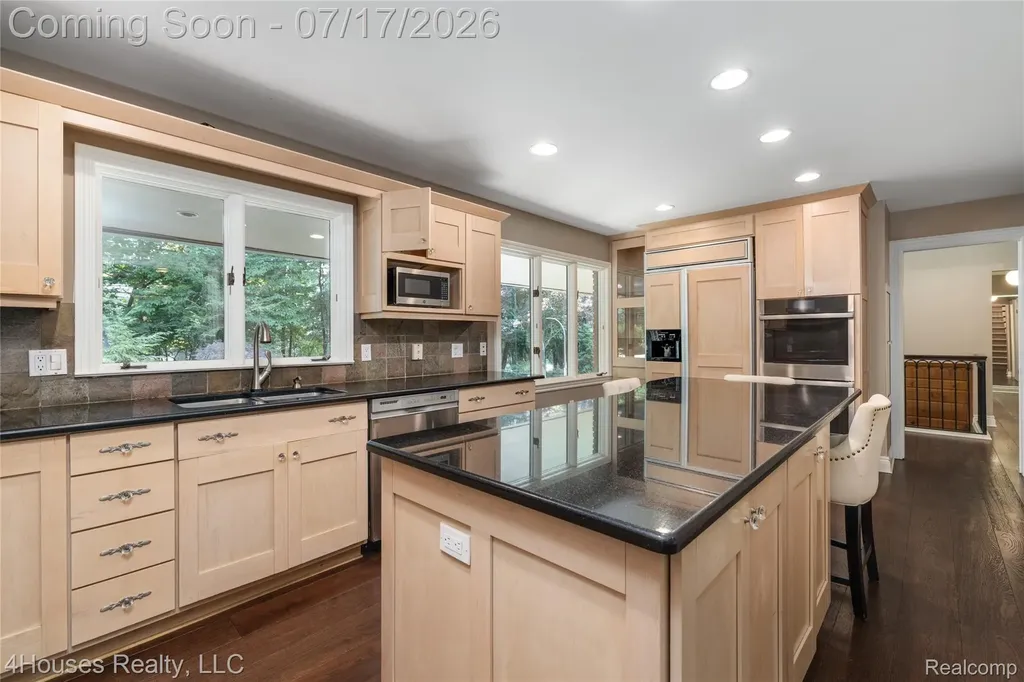 5717 Sussex Drive Troy City MI 48098