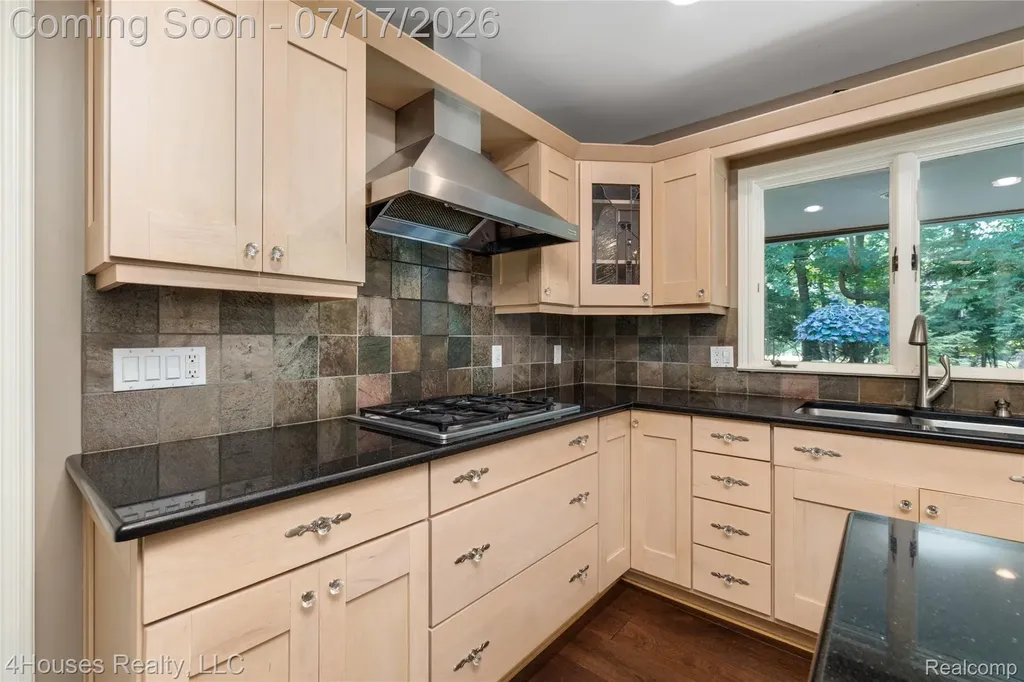 5717 Sussex Drive Troy City MI 48098