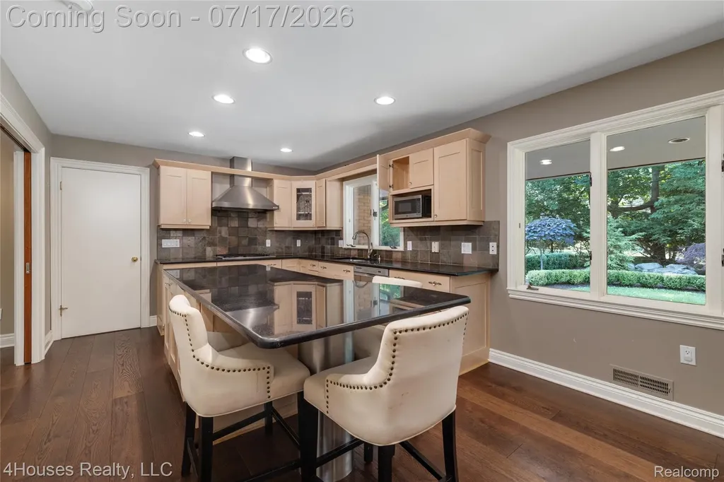5717 Sussex Drive Troy City MI 48098