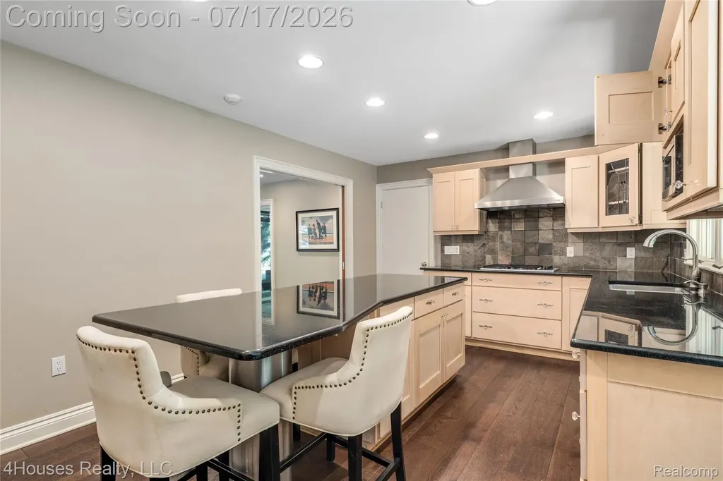 5717 Sussex Drive Troy City MI 48098