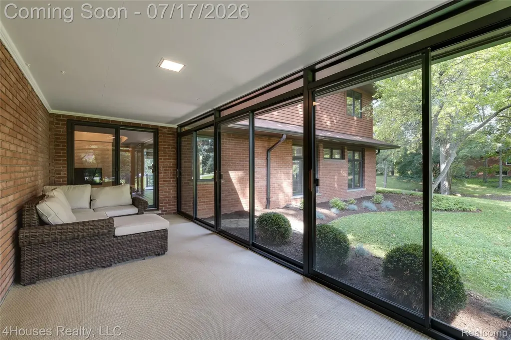 5717 Sussex Drive Troy City MI 48098