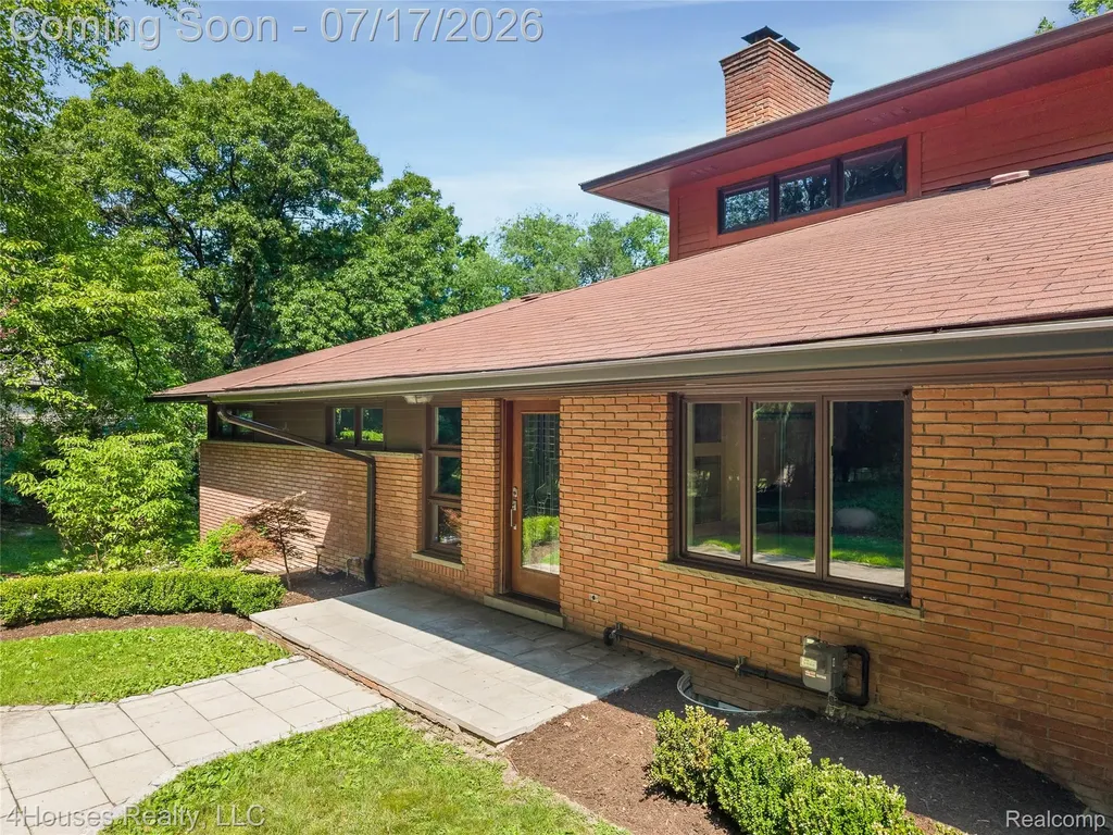 5717 Sussex Drive Troy City MI 48098
