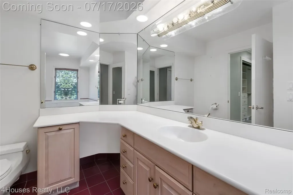 5717 Sussex Drive Troy City MI 48098