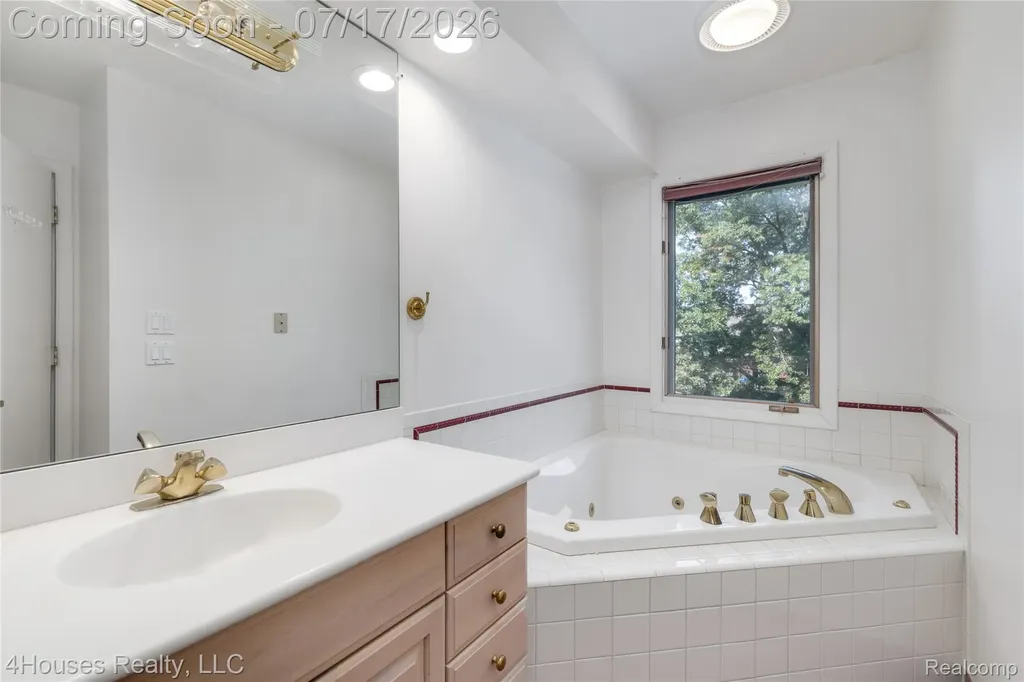 5717 Sussex Drive Troy City MI 48098