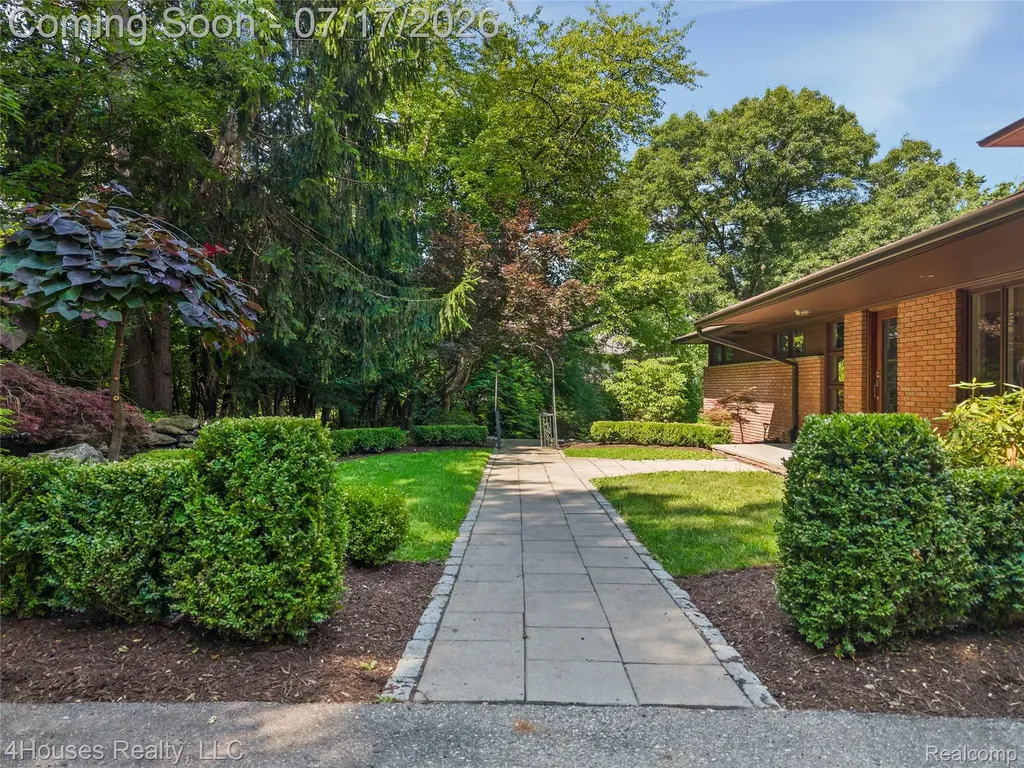 5717 Sussex Drive Troy City MI 48098