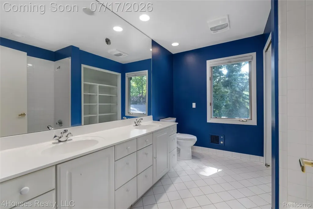 5717 Sussex Drive Troy City MI 48098