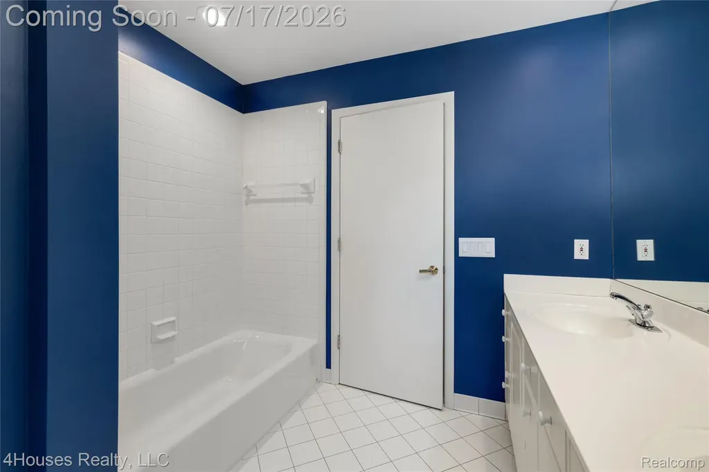 5717 Sussex Drive Troy City MI 48098