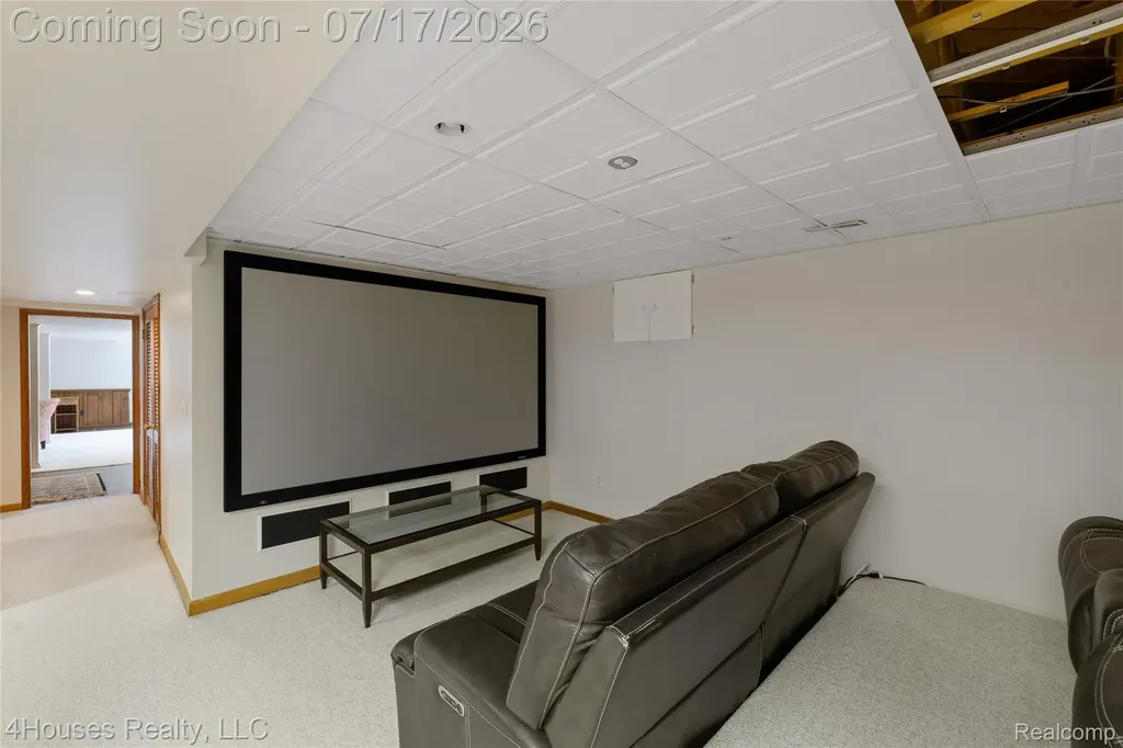 5717 Sussex Drive Troy City MI 48098