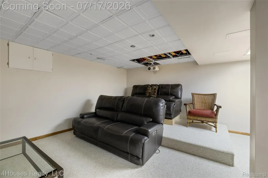5717 Sussex Drive Troy City MI 48098