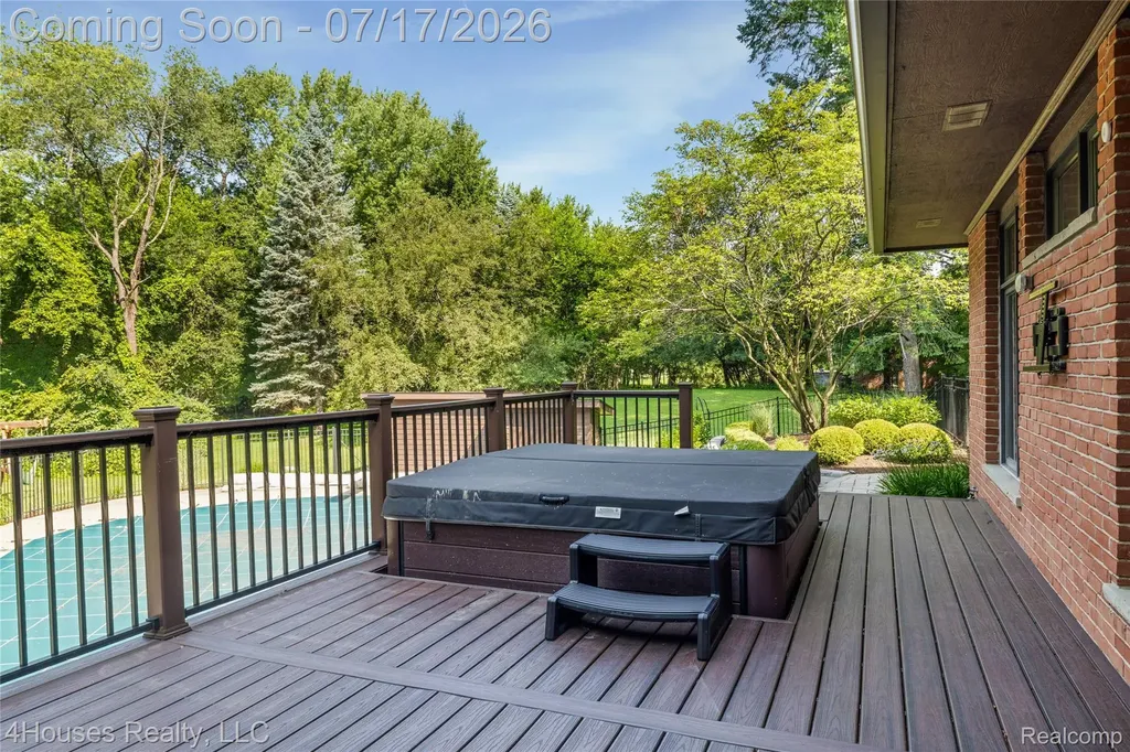 5717 Sussex Drive Troy City MI 48098