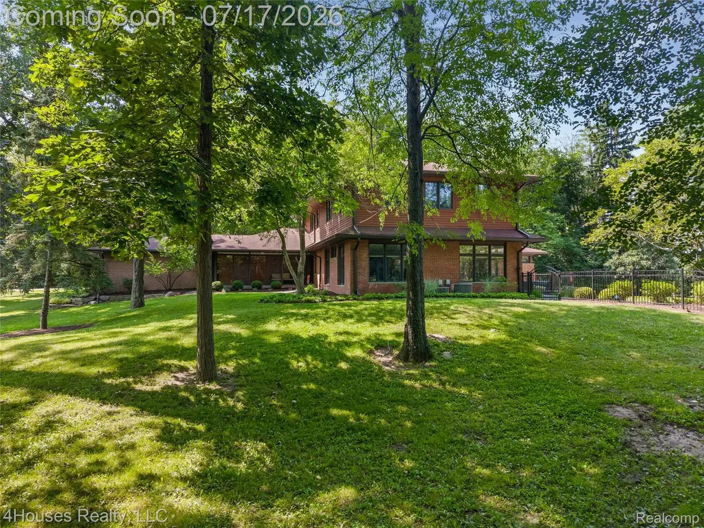 5717 Sussex Drive Troy City MI 48098