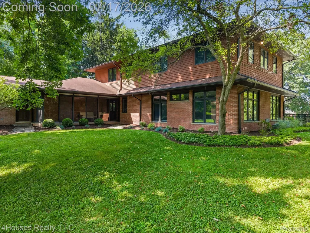 5717 Sussex Drive Troy City MI 48098