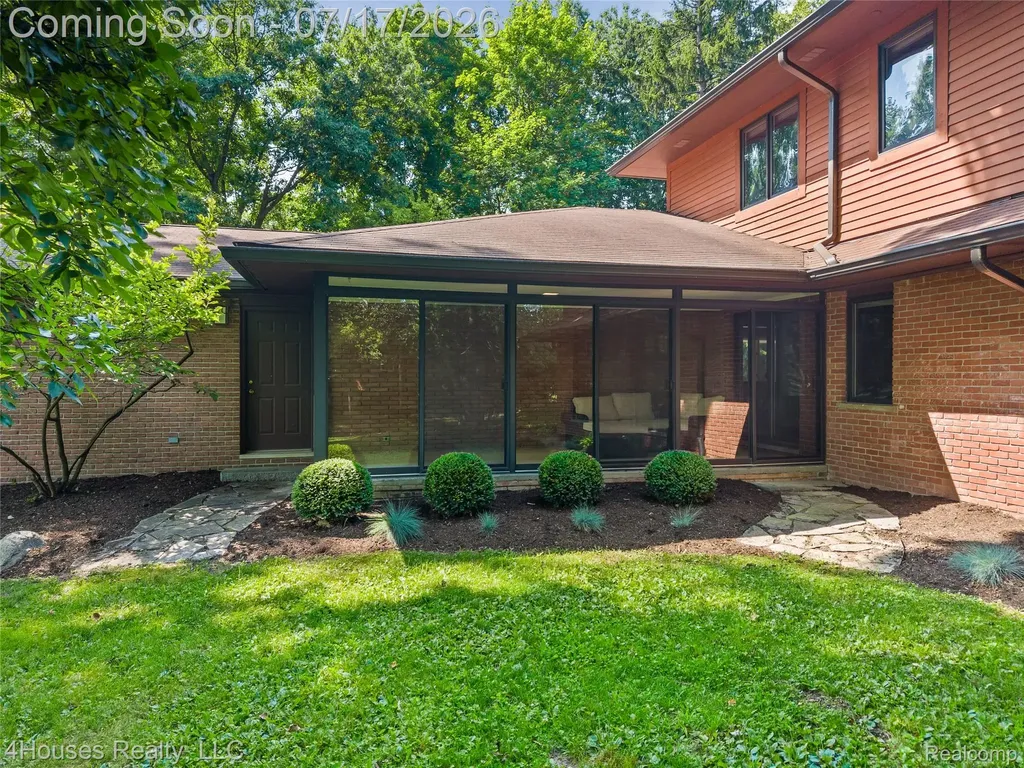5717 Sussex Drive Troy City MI 48098
