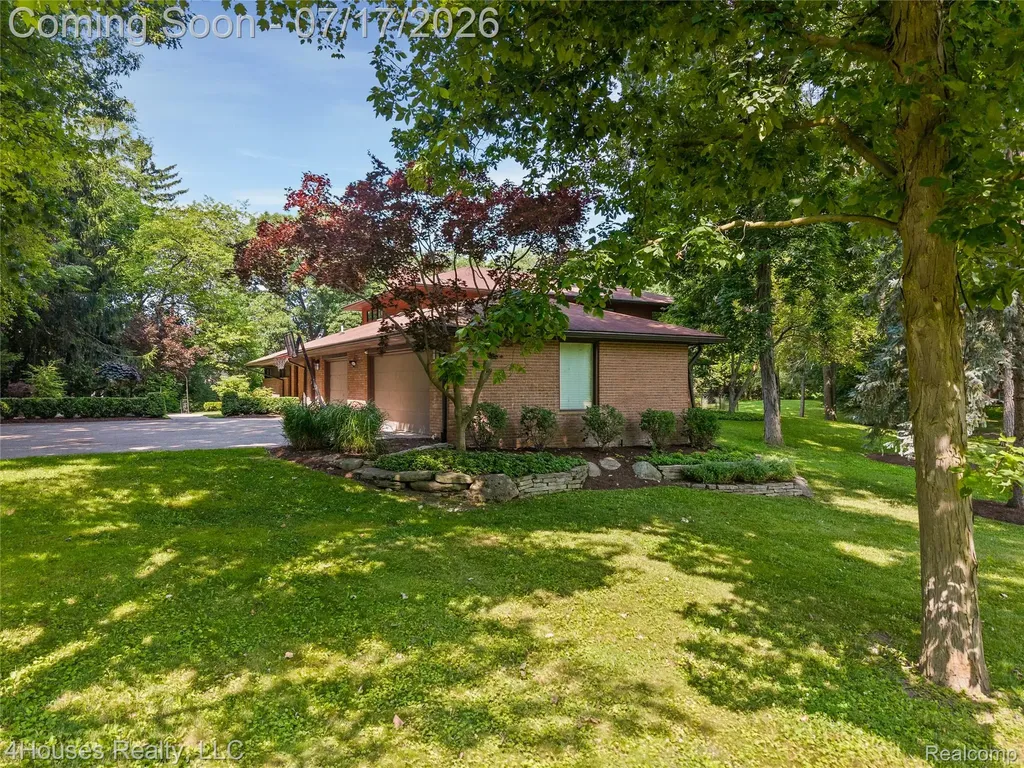 5717 Sussex Drive Troy City MI 48098