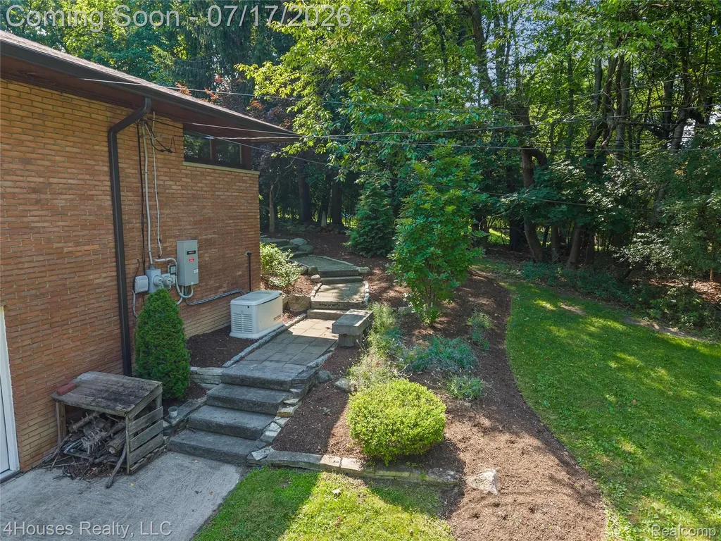 5717 Sussex Drive Troy City MI 48098