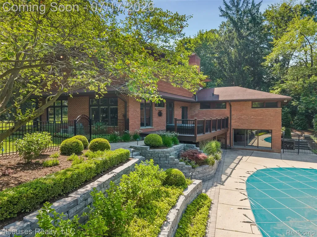 5717 Sussex Drive Troy City MI 48098
