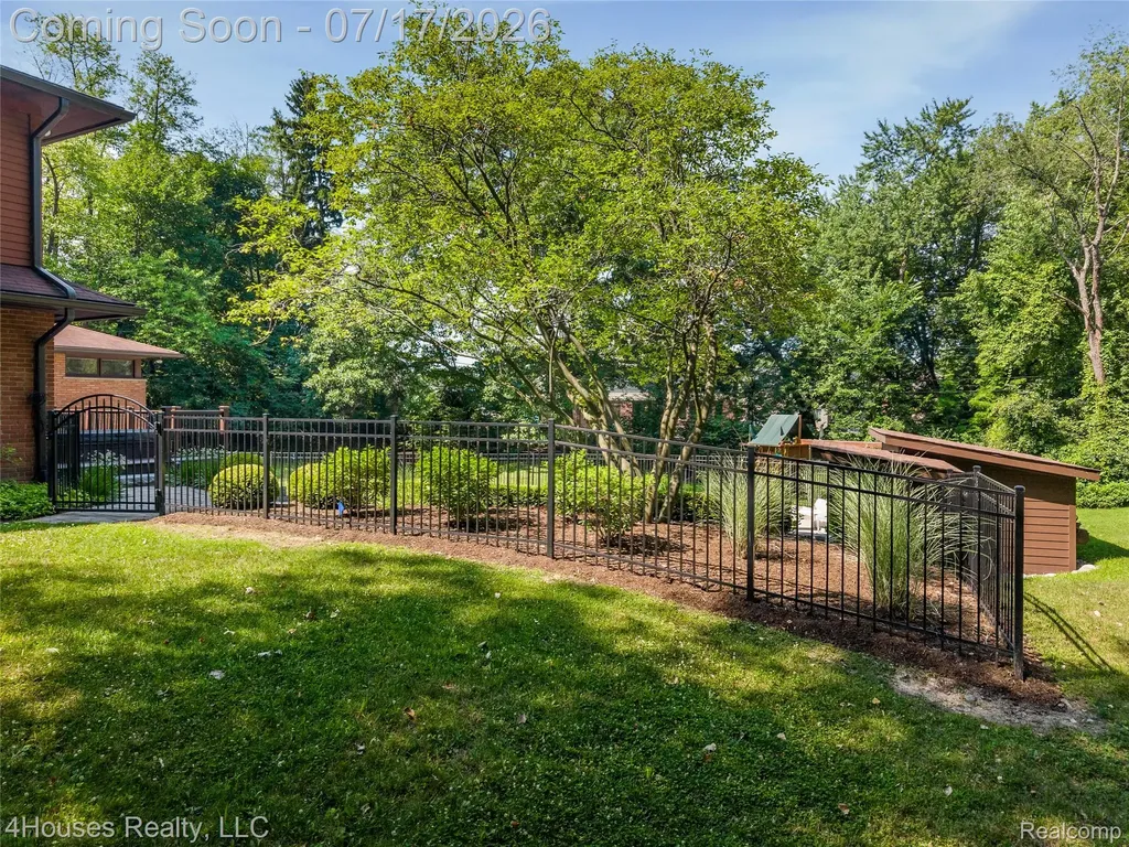 5717 Sussex Drive Troy City MI 48098