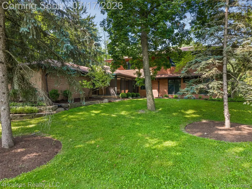 5717 Sussex Drive Troy City MI 48098