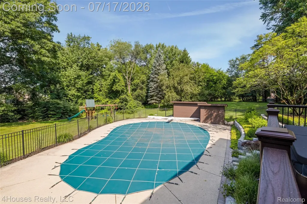 5717 Sussex Drive Troy City MI 48098