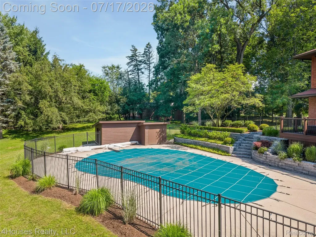 5717 Sussex Drive Troy City MI 48098