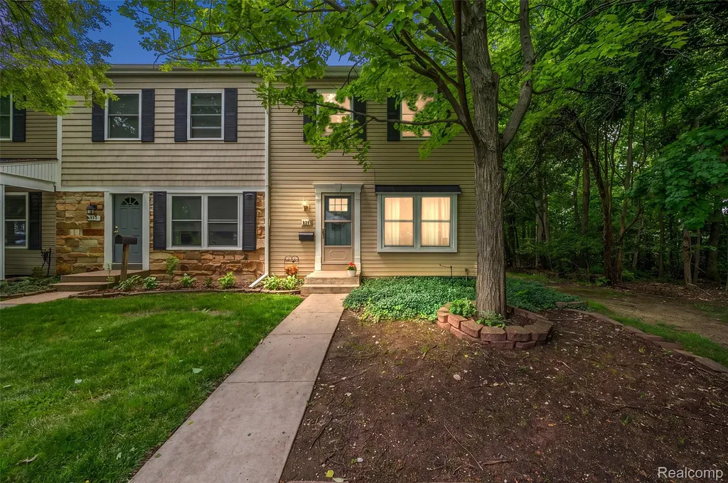 930 Little Hill Court Rochester Hills City MI 48307