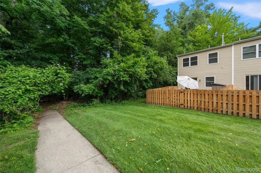 930 Little Hill Court Rochester Hills City MI 48307