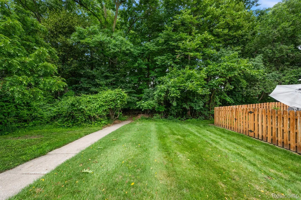 930 Little Hill Court Rochester Hills City MI 48307
