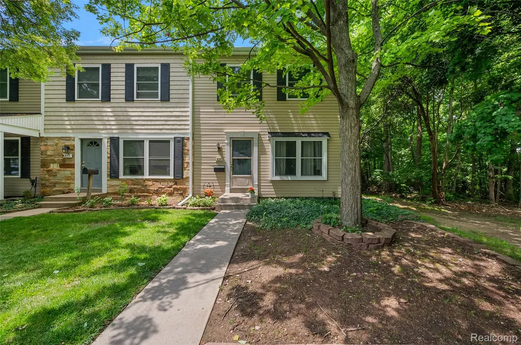 930 Little Hill Court Rochester Hills City MI 48307