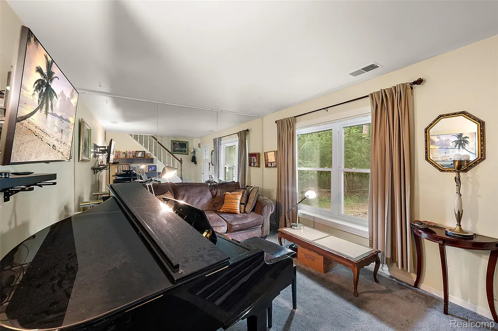 930 Little Hill Court Rochester Hills City MI 48307