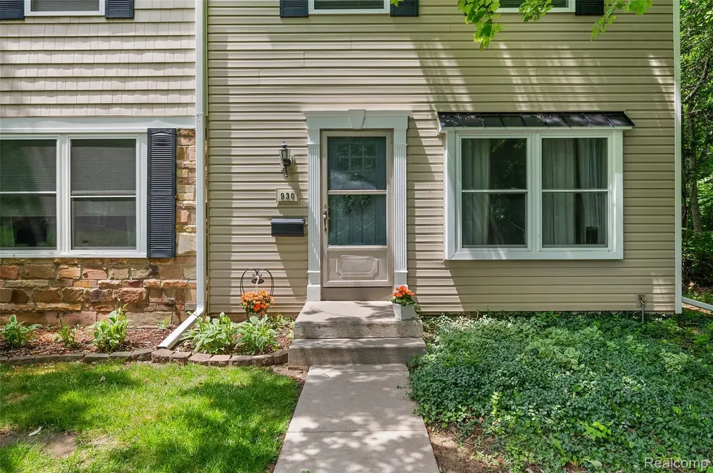 930 Little Hill Court Rochester Hills City MI 48307