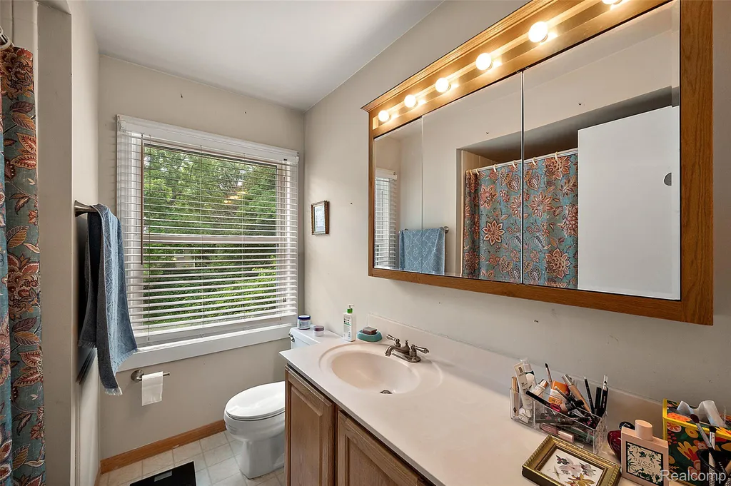 930 Little Hill Court Rochester Hills City MI 48307