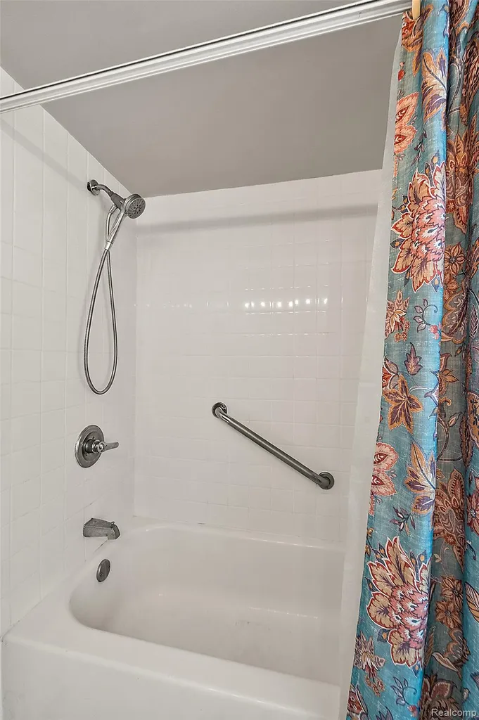 930 Little Hill Court Rochester Hills City MI 48307