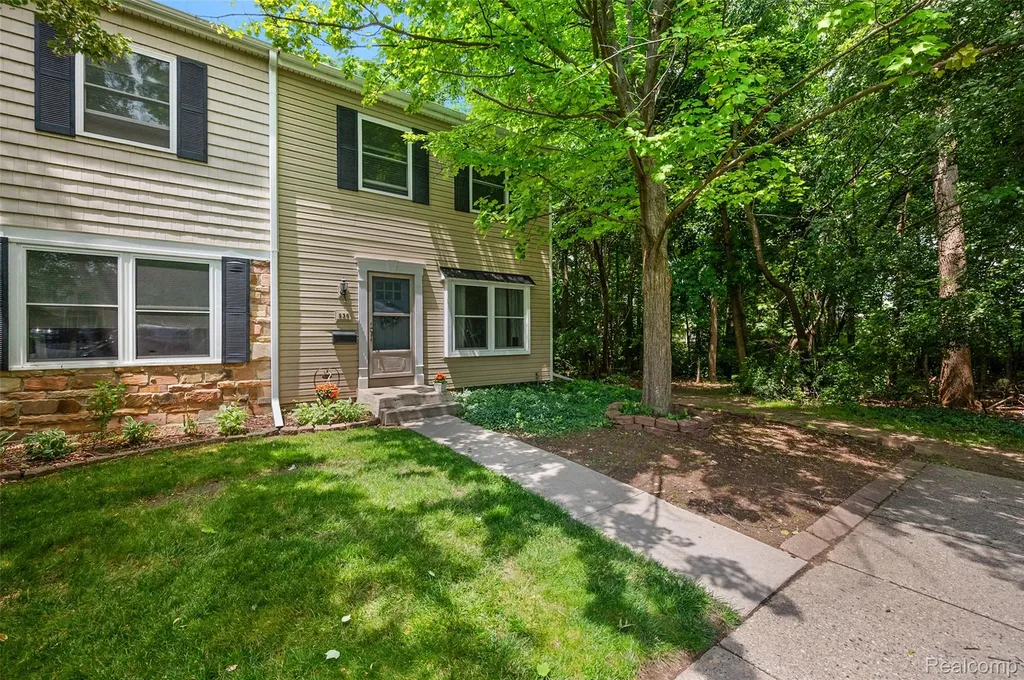 930 Little Hill Court Rochester Hills City MI 48307