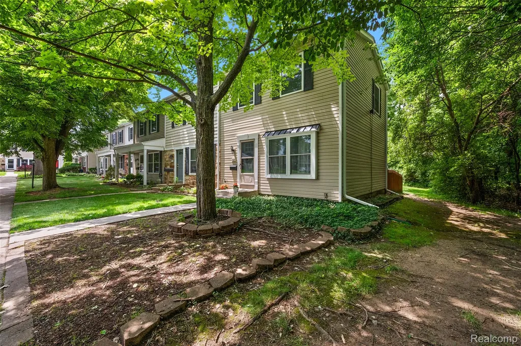 930 Little Hill Court Rochester Hills City MI 48307