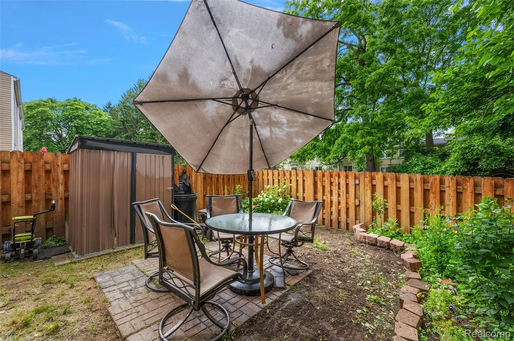 930 Little Hill Court Rochester Hills City MI 48307