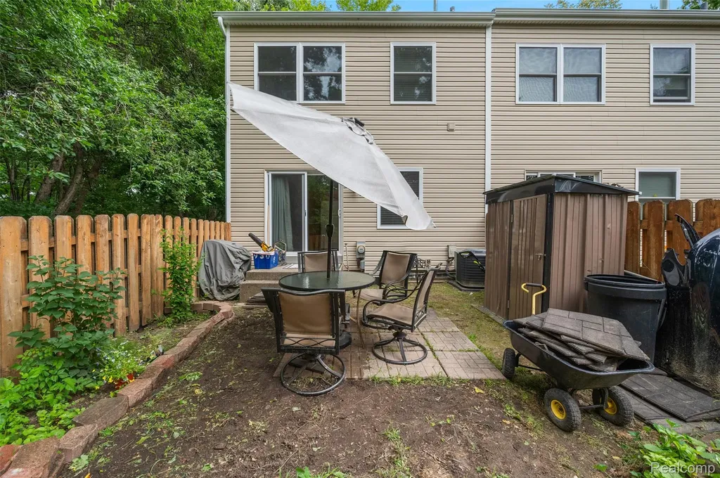 930 Little Hill Court Rochester Hills City MI 48307