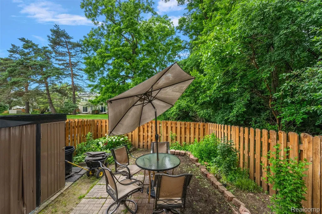 930 Little Hill Court Rochester Hills City MI 48307