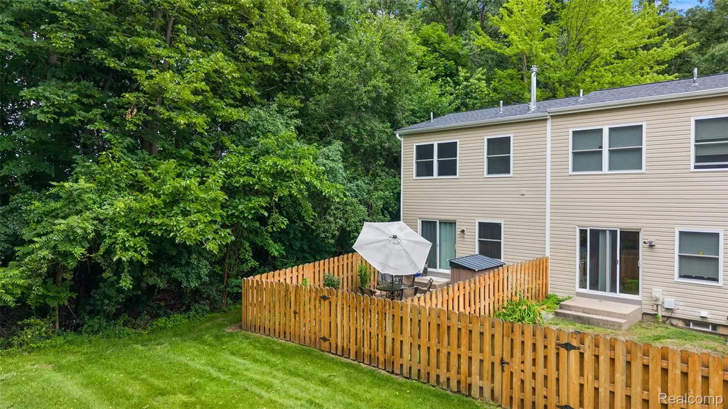 930 Little Hill Court Rochester Hills City MI 48307