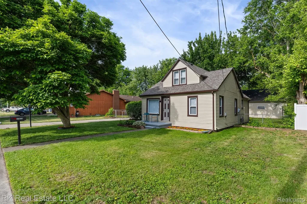 27073 Gilbert Drive Warren City MI 48093
