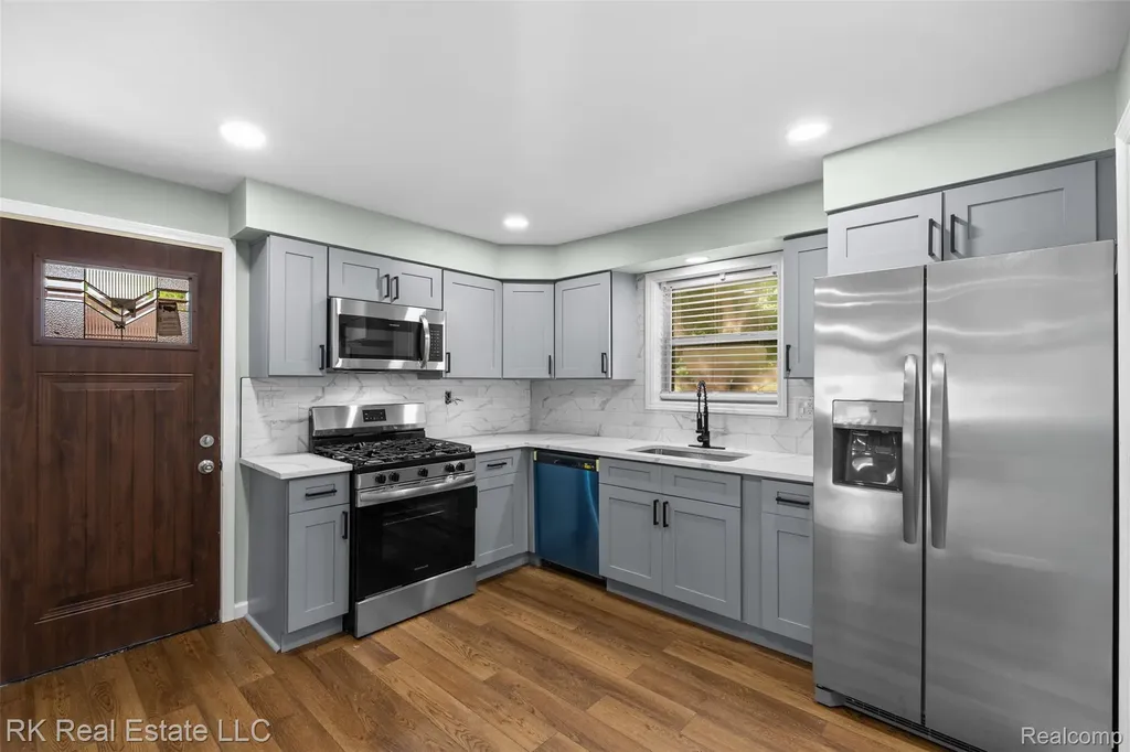 27073 Gilbert Drive Warren City MI 48093