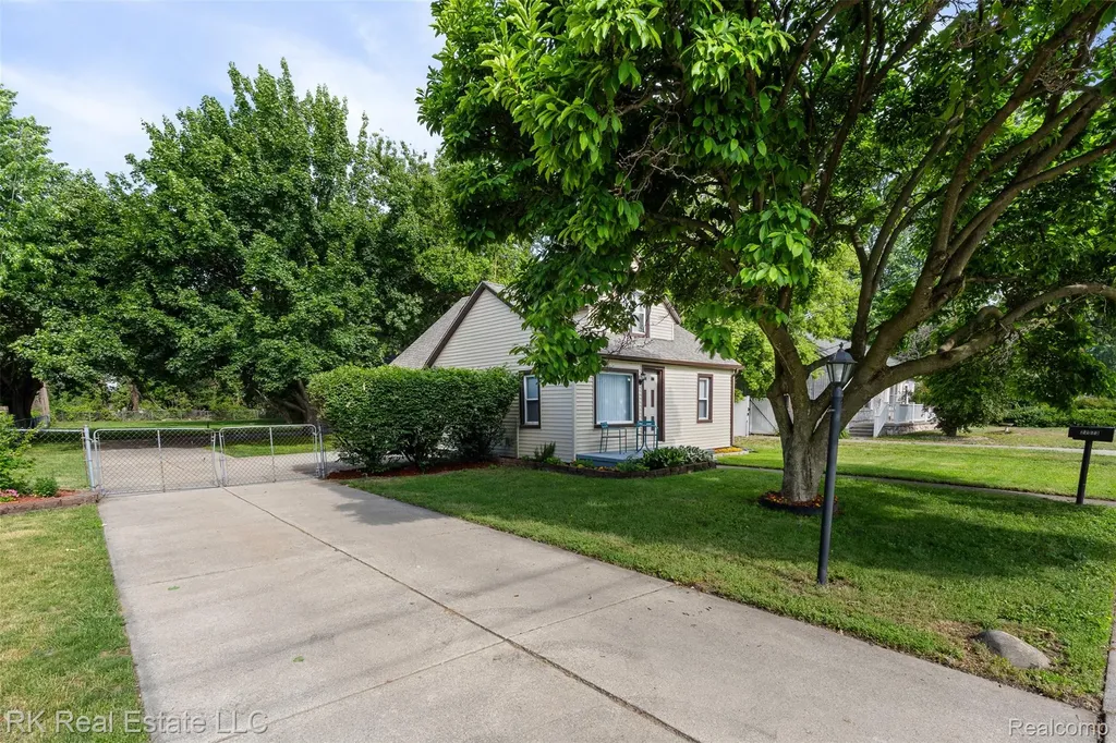27073 Gilbert Drive Warren City MI 48093