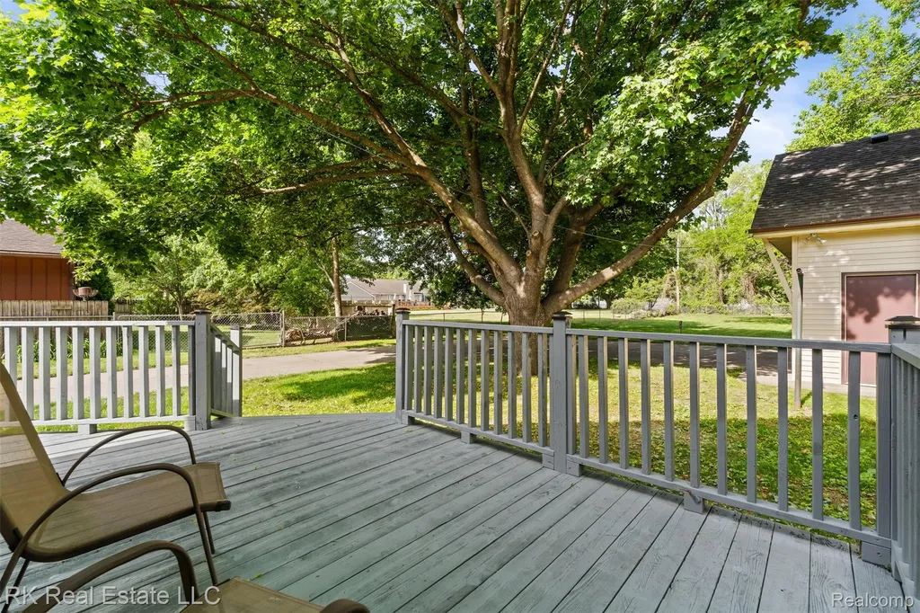 27073 Gilbert Drive Warren City MI 48093