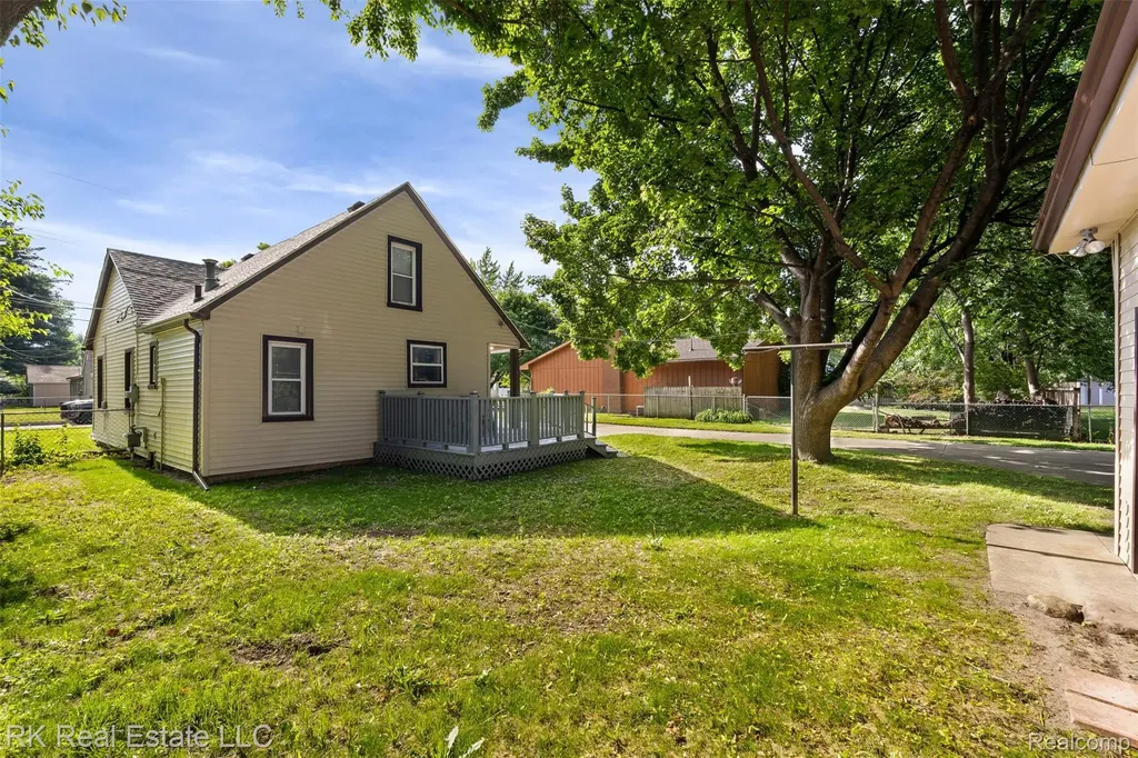 27073 Gilbert Drive Warren City MI 48093