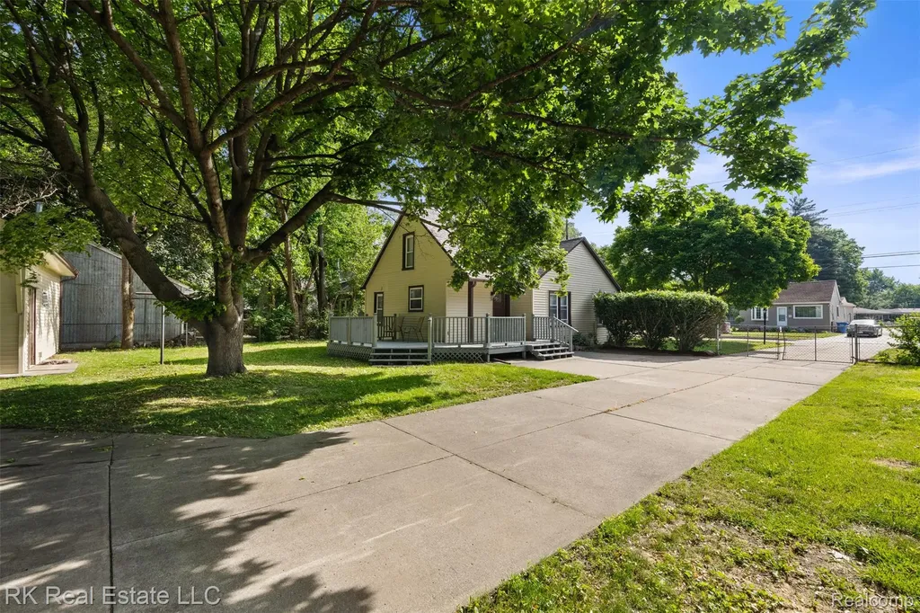 27073 Gilbert Drive Warren City MI 48093
