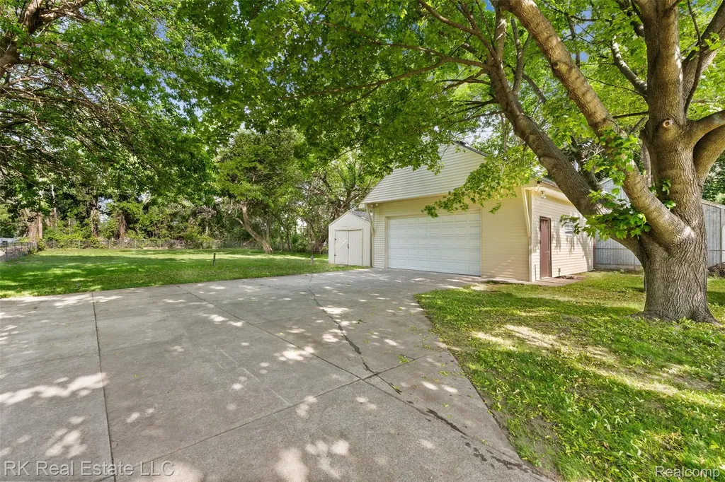 27073 Gilbert Drive Warren City MI 48093