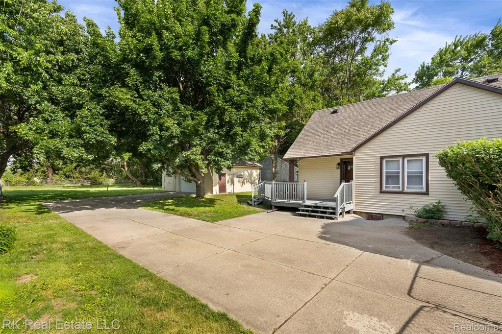 27073 Gilbert Drive Warren City MI 48093