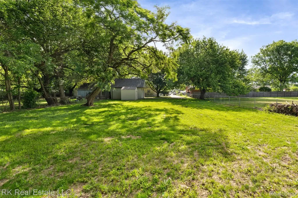 27073 Gilbert Drive Warren City MI 48093