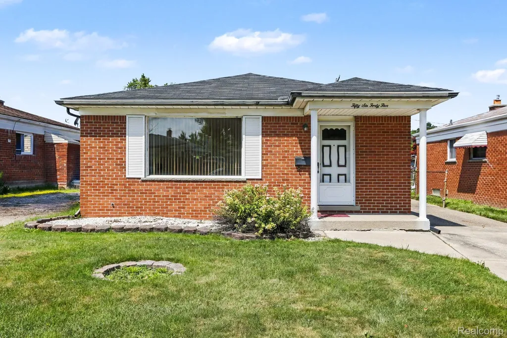 5645 Centralia Street Dearborn Heights City MI 48127